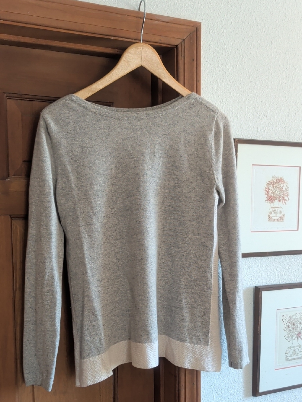 100% Cashmere Light Gray Women's Knit Sweater with Contrast Hem